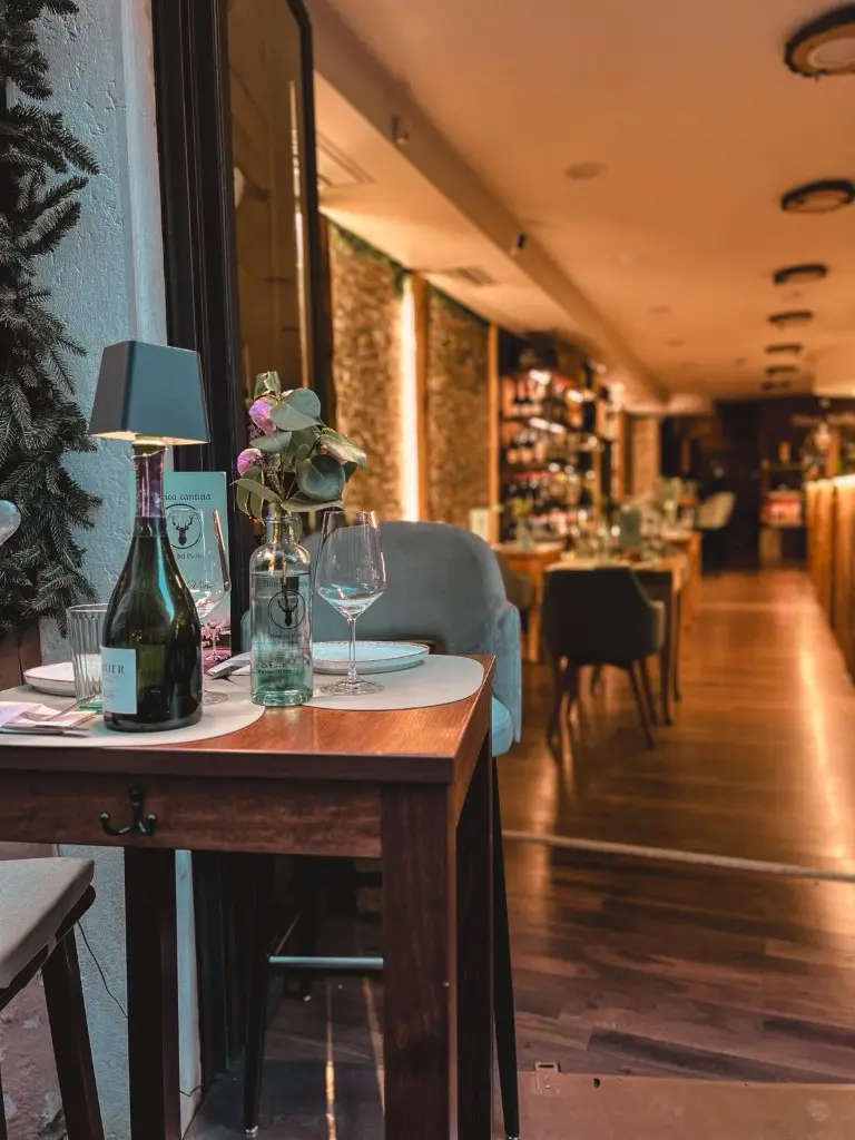Interno di Antica Cantina a Riva del Garda