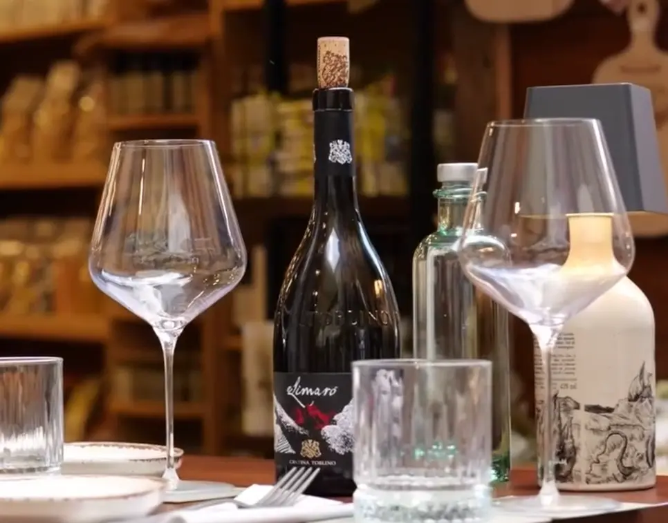 Bottiglia e calici di vino