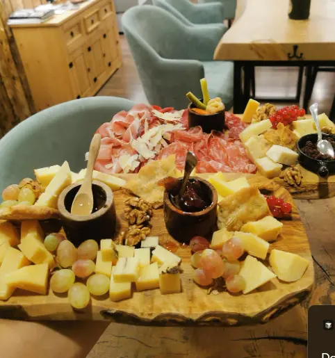 Tagliere gourmet con formaggi, frutta e salumi